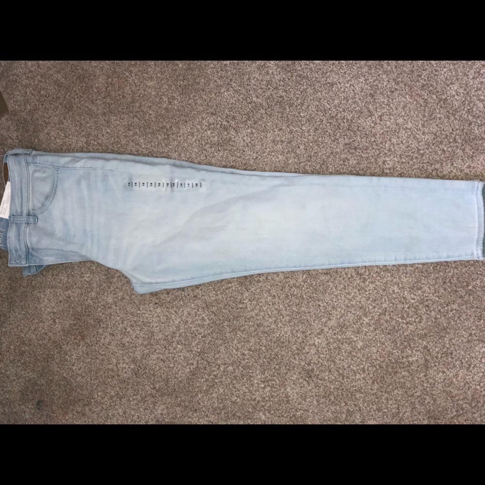 light wash American Eagle jeans (short)
